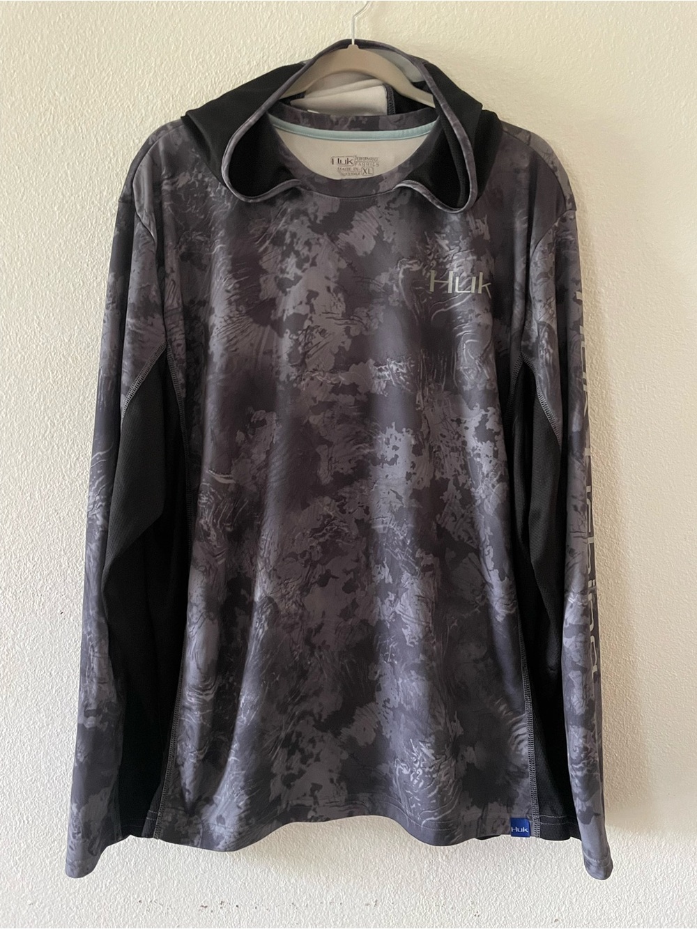 Huk Men's Hooded Performance Shirt - Black & Gray Camo